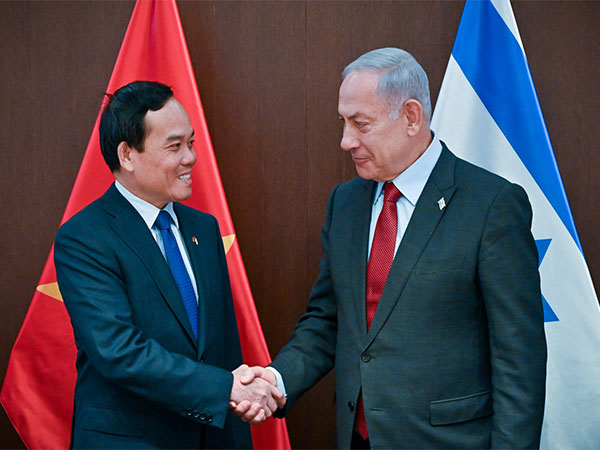 Israeli PM Benjamin Netanyahu (right) with Vietnamese Deputy Prime Minister Tran Luu Quang (Photo/TPS)