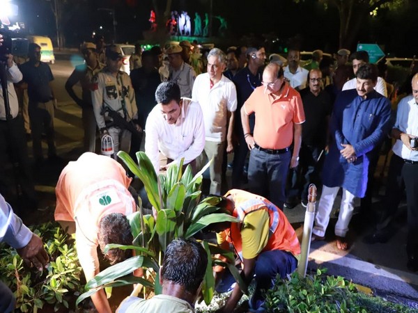 Delhi LG takes stock of maintenance of roads. (Photo/ANI)