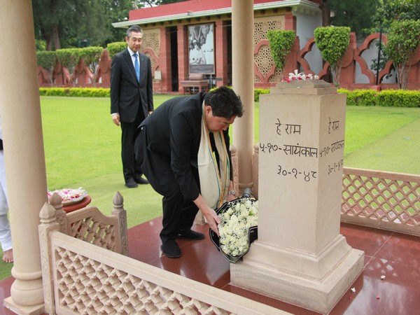 Japanese Foreign Minister Yoshimasa Hayashi pay tribute at Gandhi Smriti (Image Credit: Twitter/@HiroSuzukiAmbJP)