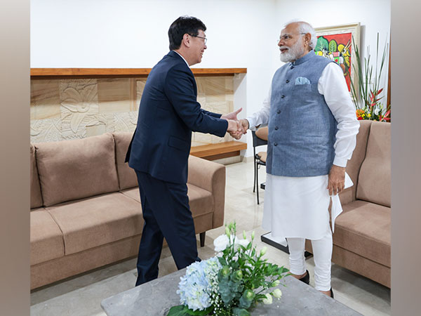 Prime Minister Narendra Modi and Foxconn Chairman Young Liu (Photo: Twitter @PMOIndia)