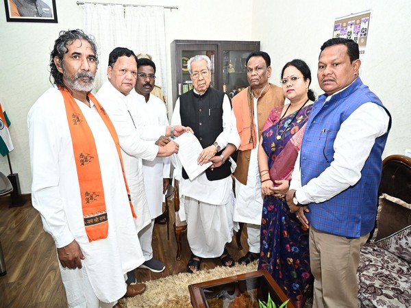 Chhattisgarh BJP leaders meet Governor Biswabhusan Harichandan in Raipur (ANI)