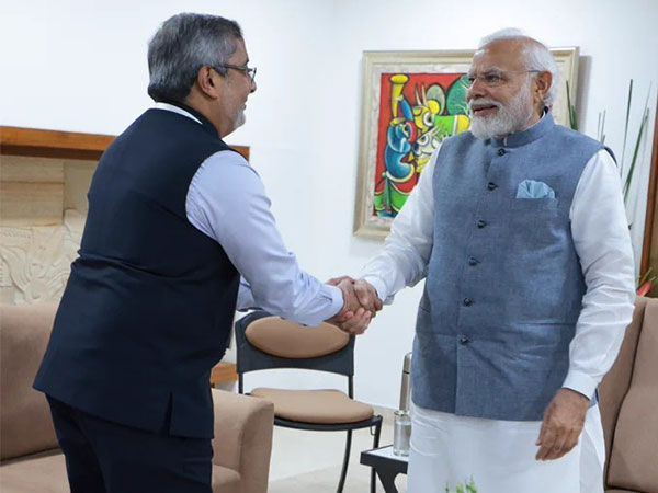 Micron Technology's President and CEO Sanjay Mehrotra meets PM Narendra Modi in Gandhinagar (Image: PMO India)