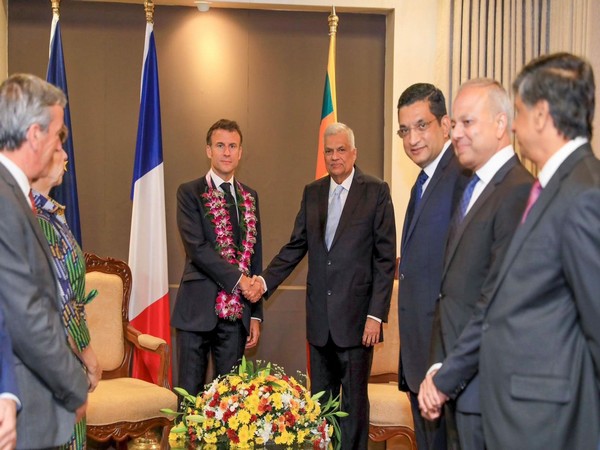 French President Emmanuel Macron (left) with his Sri Lankan counterpart Ranil Wickremesinghe (Source: Twitter/@alisabrypc)