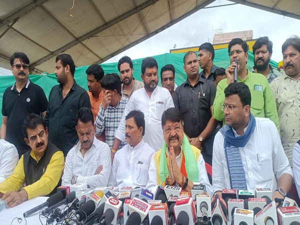 BJP General Secretary Kailash Vijayvargiya addressing media persons (Photo/ANI)