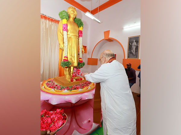 Union Minister Amit Shah pays obeisance to Swami Vivekananda (Photo/ANI)