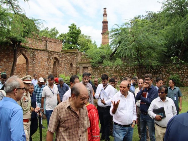 Delhi LG at Mehrauli Archaeological Park (Photo/Twitter@LtGovDelhi)