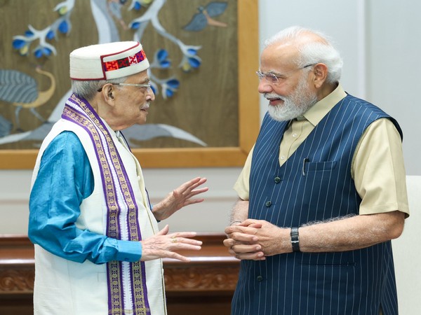 PM Modi with veteran BJP leader Murli Manohar Joshi. (Photo/Twitter)