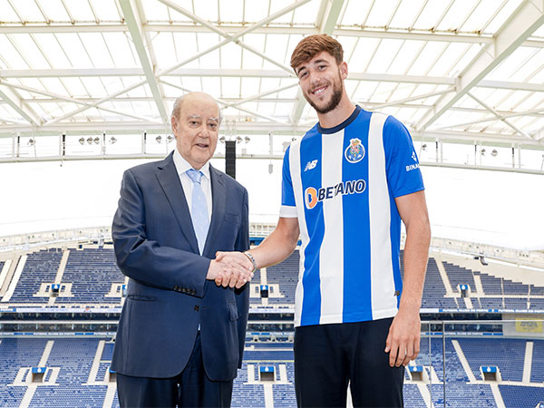 Nico Gonzalez with president of FC Porto (Twitter: Photo/FCPorto)