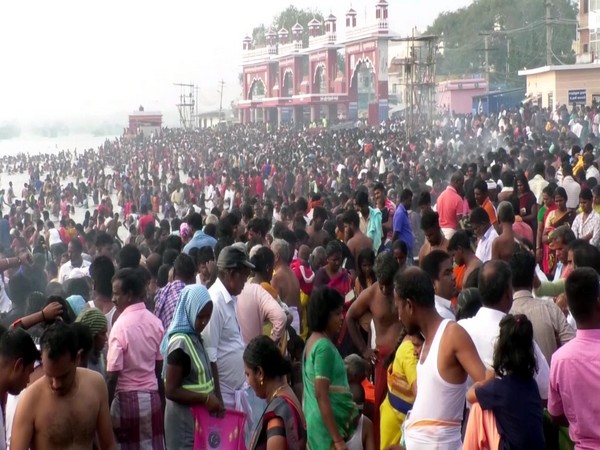 Lakhs take holy dip in Rameswaram's Agnitheertham sea (Photo/ANI)