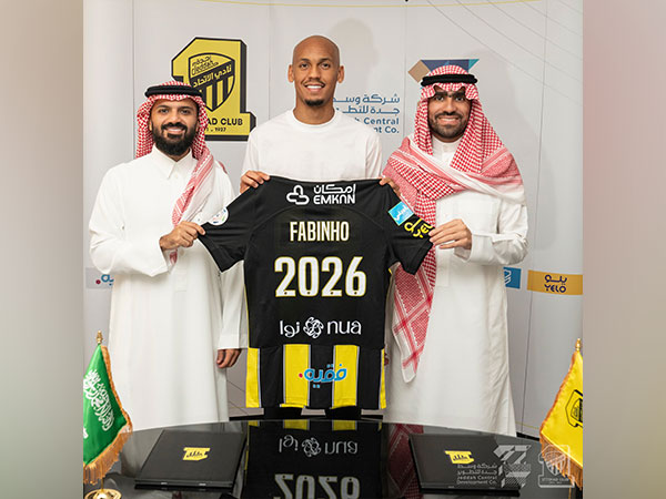 Fabinho (centre) with owners of Al Ittihad FC (Twitter: Photo/ittihad_en)