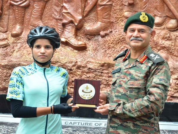 Northern Army Commander Lt Gen Upendra Dwivedi with Cyclist Asha Malviya (Pic source: Indian Army)