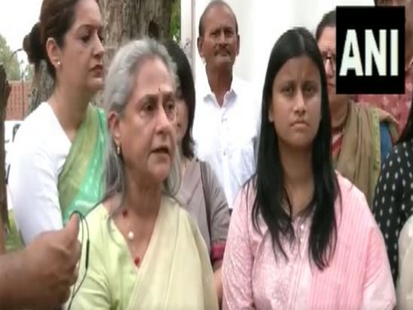 Samajwadi Party MP Jaya Bachchan with Dhara Shah, mother of baby Ariha Shah (Photo Credits: ANI) 