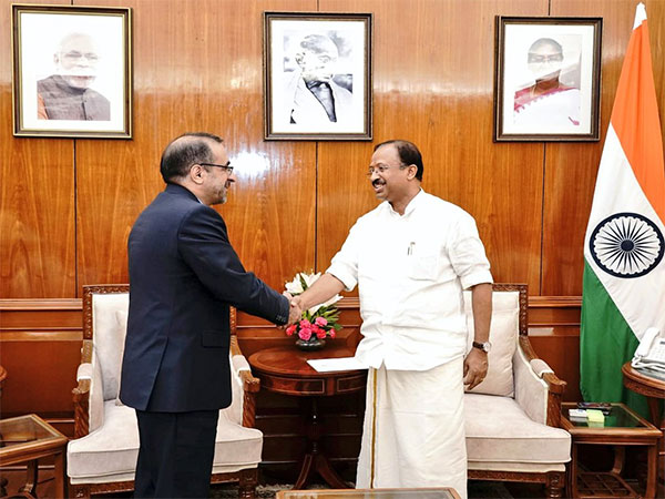 MoS Muraleedharan and Ambassador of Iran to India Iraj Elahi at former's office in New Delhi (Photo Credits: Twitter/@MOS_MEA)