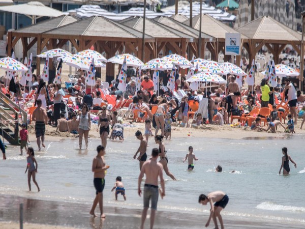 Vacationers enjoying the beach in Tel Aviv (Photo/TPS)