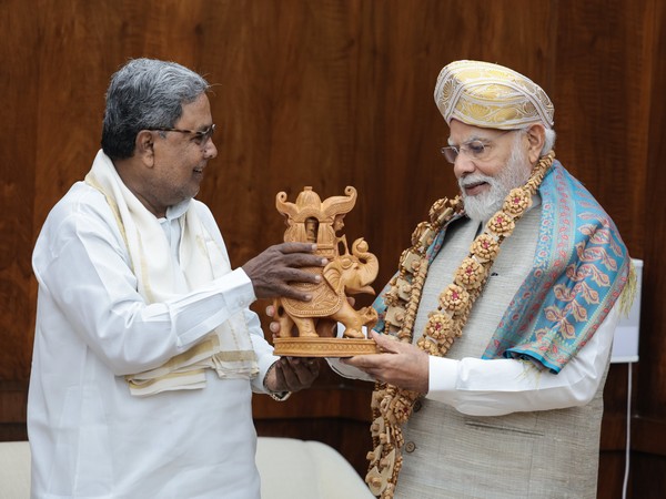 Karnataka CM Siddaramaiah with PM Modi (Photo/ANI)