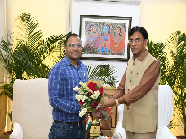 Union Health Minister Mansukh Mandaviya meets  CDSCO officers (Photo/ Twitter: @mansukhmandviya)