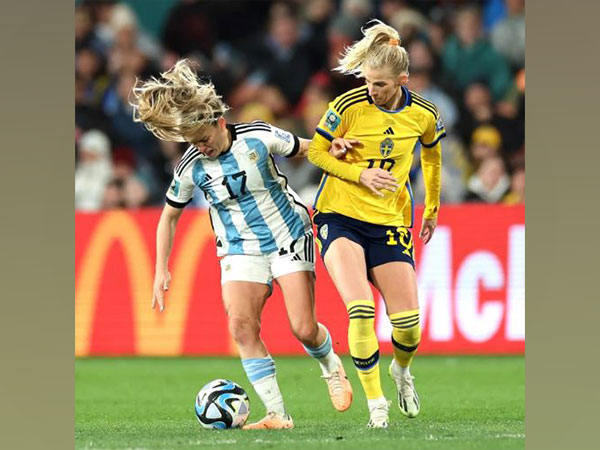 Argentina, Sweden players in action (Twitter: Photo/FIFAWWC)