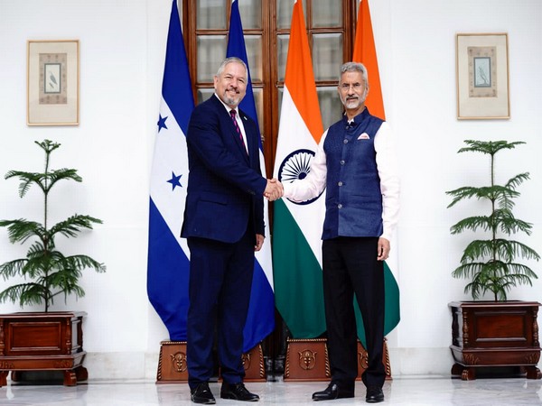 EAM S Jaishankar with Honduras foreign minister Enrique Reina (Image Credit: Twitter/@DrSJaishankar)