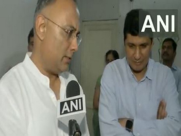 Karnataka Health Minister Dinesh Gundu Rao with Saurabh Bharadwaj on visit to Mohalla clinic (Photo/ANI)