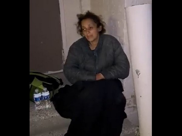 Hyderbad woman Minhaj Zaidi was spotted on streets of US. ( Screengrab from video tweeted by MBT Spokesperson/ @amjedmbt)