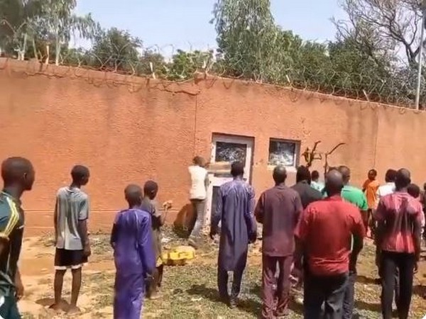 Pro-coup protesters besiege the French embassy in Niger on July 30. (Photo/Twitter)