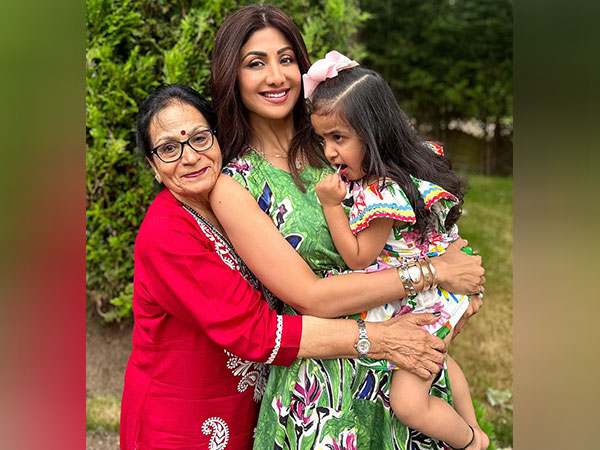Shilpa Shetty with her daughter and mother-in law (Image Source: Instagram)