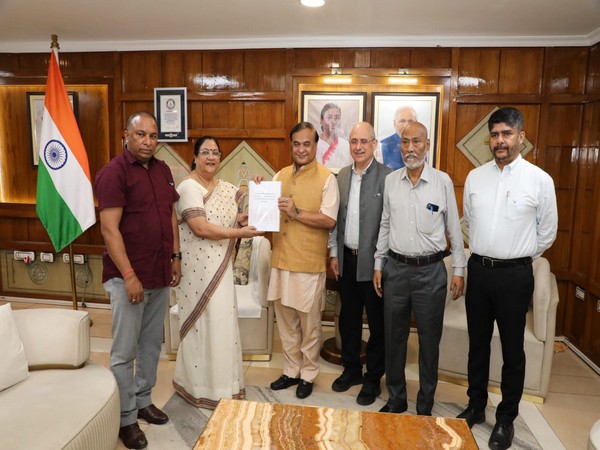 Assam CM Himanta Biswa Sarma with Expert Committee members (Photo Courtesy: Twitter)