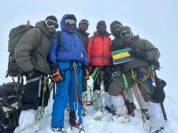 Indian Army mountaineers scale Mount Kun-Nun (Photo/ANI)