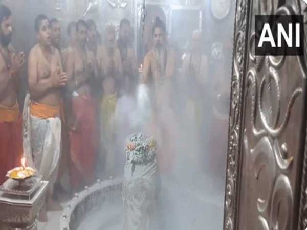 Bhasma Aarti being performed at Mahakal Temple (Photo/ANI)