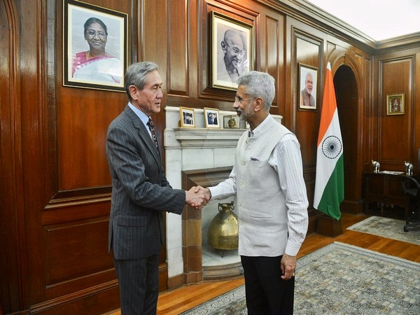 EAM Jaishankar with former Mongolian President Enkhbayar Nambar (Photo: Twitter @DrSJaishankar)