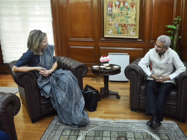 Cummins CEO Jennifer Ramsey, External Affairs Minister S Jaishankar (Image Credit: Twitter/@DrSJaishankar)