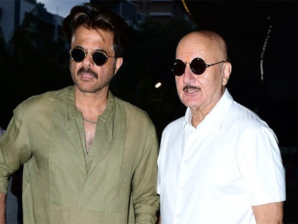 Actors Anil Kapoor and Anupam Kher (Image source: Twitter)