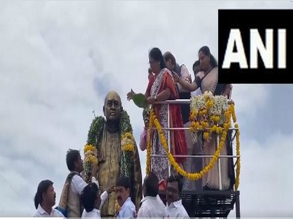 MLC K Kavitha unveiling former Prime Minister PV Narasimha Rao’s statue in Nizamabad. (Photo/ANI)