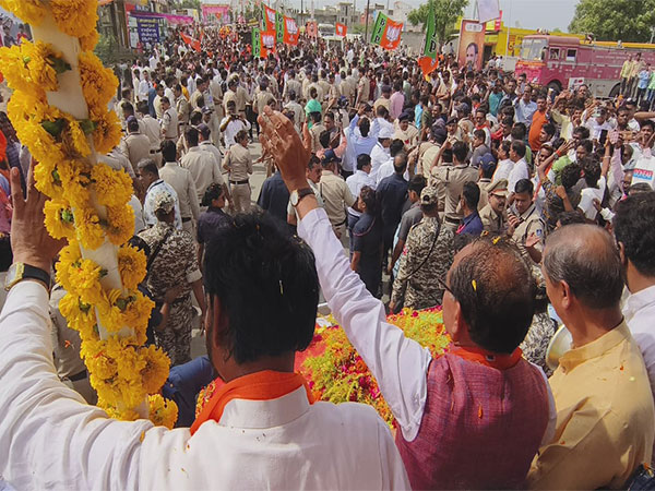 MP CM Chouhan waving at public (Photo/CMO)