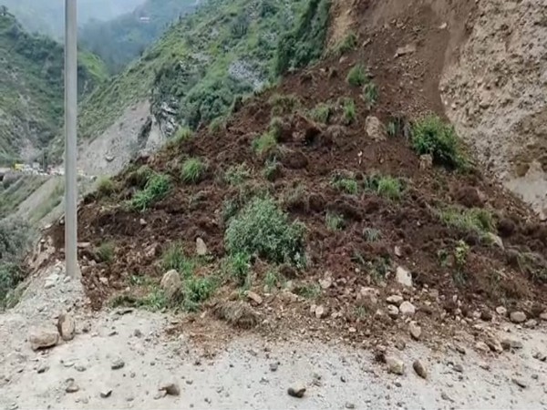 Landslide in Theog Tehsil, Shimla (Photo-HP traffic, tourist and railway police/Twitter)