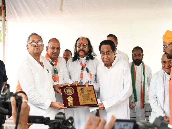 former bandit Malkhan Singh (long hair) joined the Congress party (Photo/Twitter) 