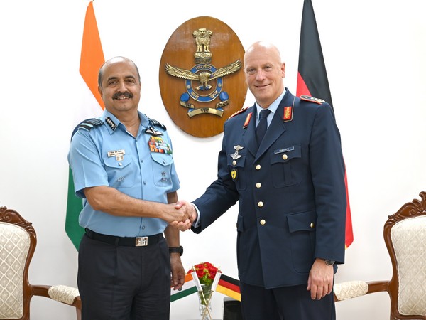 IAF Chief VR Chaudhari with German Air Force chief Lieutenant General Ingo Gerhartz in Delhi (Photo Credits: Twitter/@IAF_MCC)