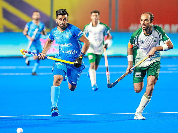 Manpreet Singh in action (in blue) (Photo: Dilip Kumar Tirkey/ Twitter)