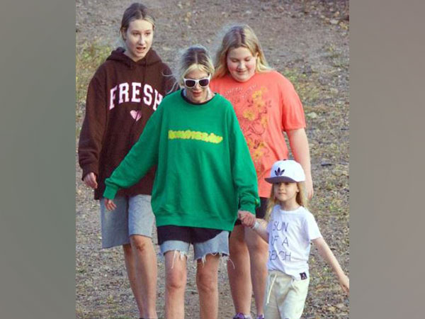 Tori Spelling with kids (Image source: Twitter)