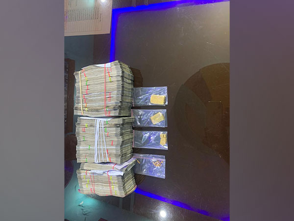 WB: Police seize 110 gm gold and cash over 13 lakh (Image/ANI)