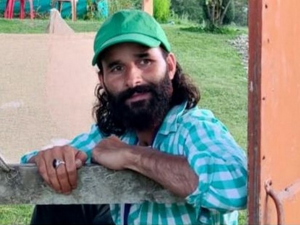 Kashmiri artist-Mudasir Rehman Dar (Photo/ANI)