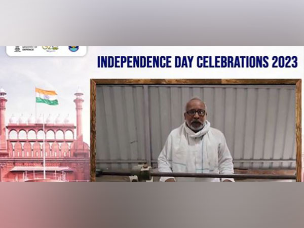 Khadi weaver Wahab Ansari (Photo/Twitter: @SpokespersonMoD)