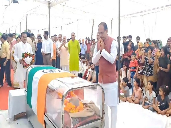 Madhya Pradesh CM Shivraj Singh Chouhan paying tribute to the former minister (Photo/ANI)