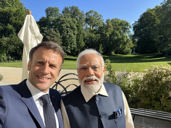 French President Emmanuel Macron takes a selfie with Prime Minister Narendra Modi (Image Credit: Twitter/@EmmanuelMacron)