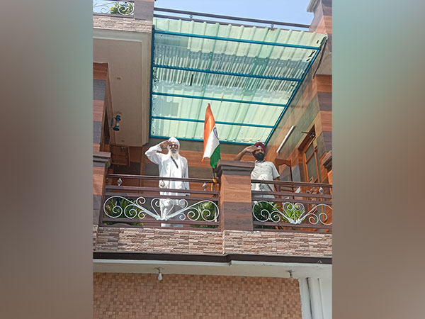 Nonagenarian army veteran Karam Singh who took part in three wars hoisted tricolour at Jammu residence (Image: Special Arrangement)