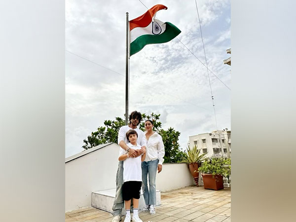 Shah Rukh Khan, Gauri Khan, AbRam (Image source: Instagram)