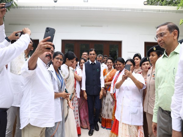 Union Health and Family Welfare Minister Mansukh Mandaviya with nursing officers (Photo/ANI)