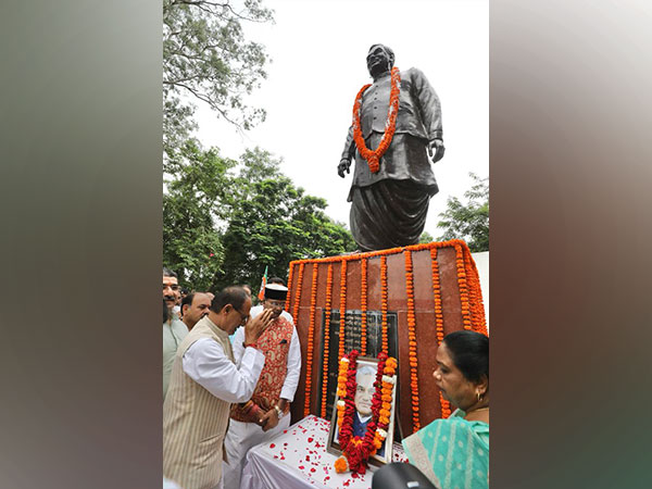 Madhya Pradesh CM Shivraj Singh Chouhan paying tribute to former PM Atal Bihari Vajpayee on Wednesday. (Photo/ANI)