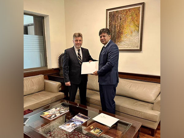 Ukraine designate Ambassador to India Oleksandr Polishchuk with MEA official Anshuman Gaur (Photo Credits: Twitter/@UkrembInd)