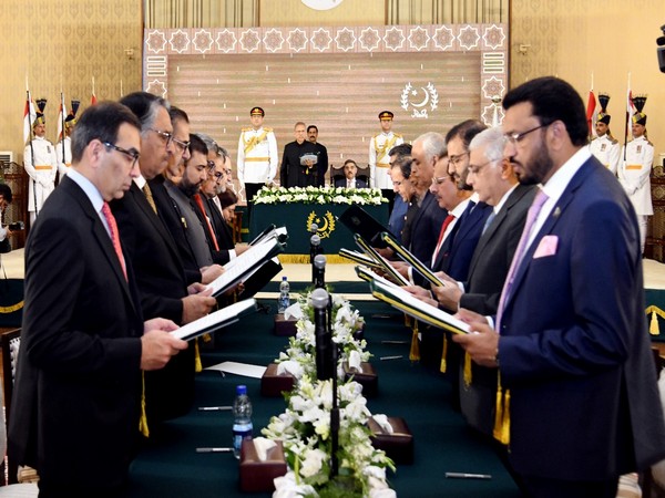 Cabinet members of Pakistan's Interim PM take oath (Image Credit: X/@PresOfPakistan)